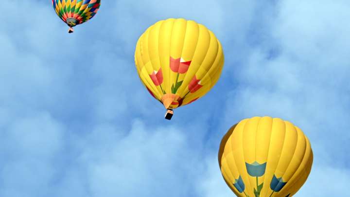 Hot air balloons soar above Reno during annual race