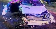 Conductor se estrella contra agencia automotriz