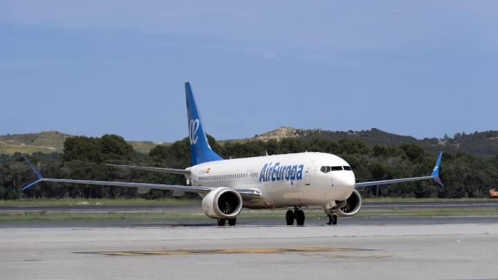 Un niño de 13 años se cuela en un avión por curiosidad y vuela dos horas sin billete ni supervisión: lo encuentran caminando por la pista