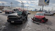 Brinca camellón y se estrella vs pick-up en Periférico de la Juventud