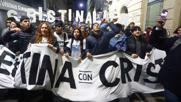 El abrazo a Cristina que crece desde el pie
