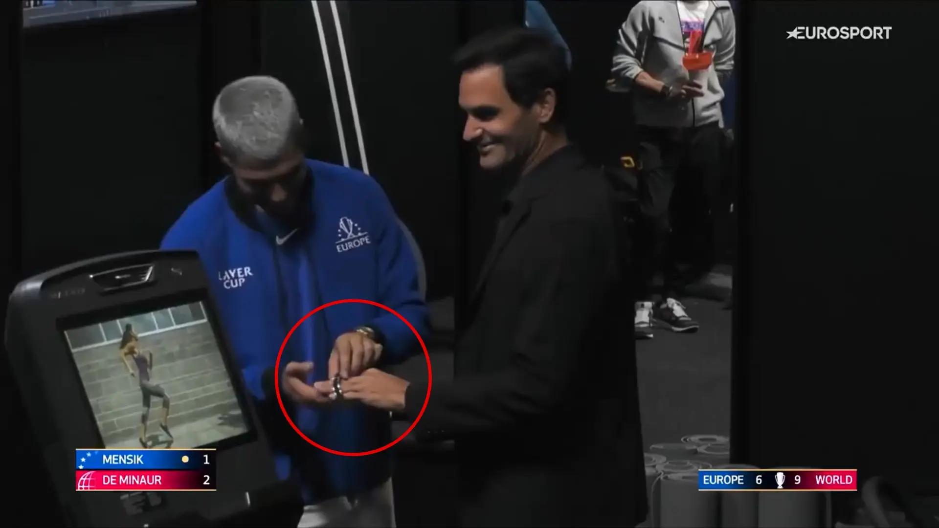El divertido momento entre Roger Federer y Carlos Alcaraz: el suizo 'presume' de un reloj de 1,5 millones... y el español, a carcajadas