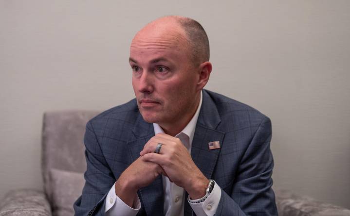 Gobernador de Utah tilda de “cáncer” a las redes sociales tras asesinato de Charlie Kirk