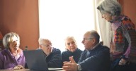 La ayuda de 1.150 euros de Hacienda a las personas que vivan con mayores de 65 años