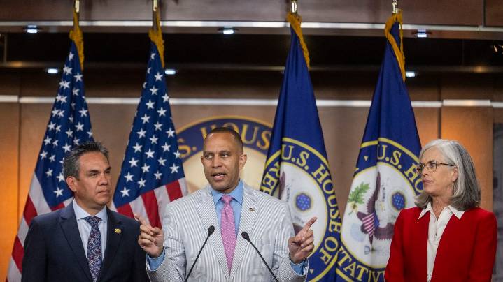 Jimmy Kimmel suspension spurs House Democratic leaders to demand FCC chair resign