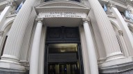 Caen los bonos y el riesgo país sigue encima de los 1000 puntos tras la última restricción al dólar del BCRA