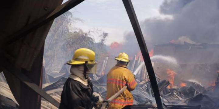 Incendio consumió depósito de madera en Ibagué