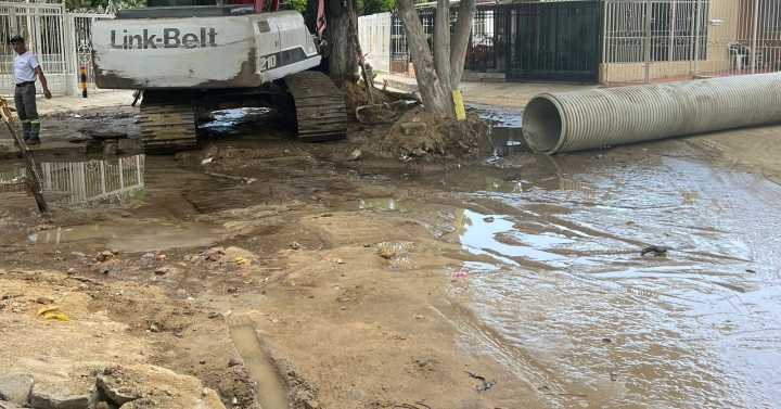 Se rompió tubo de agua durante relleno de hueco en Villas de Alejandría y la Essmar no aparece; temen que se pierda el trabajo ejecutado