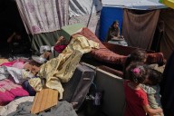 "Vivimos con los muertos": desplazados de Gaza se refugian en un cementerio