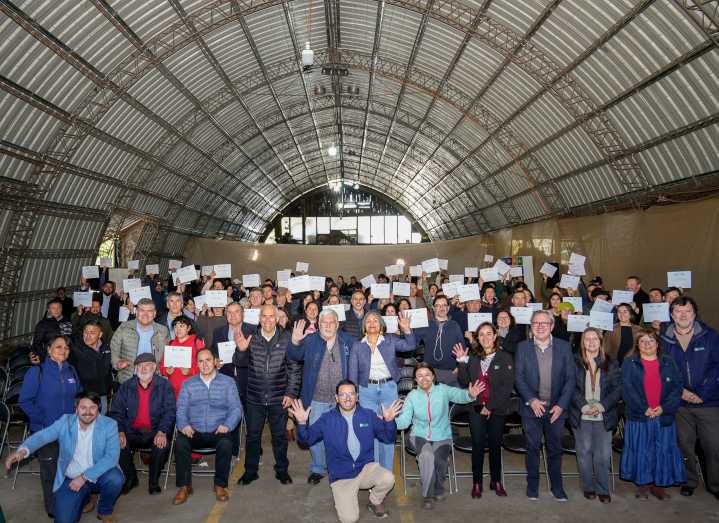 Proyecto de Fruticultura Sostenible entrega 100 becas para postítulo y 42 agricultores participarán en giras internacionales.