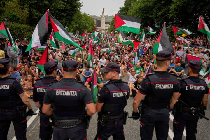Spanish minister says Israeli cycling team should be expelled from Vuelta after protest