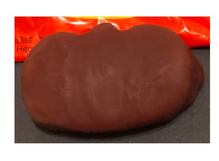 Hershey wins dismissal of lawsuit over plain Reese's seasonal shapes