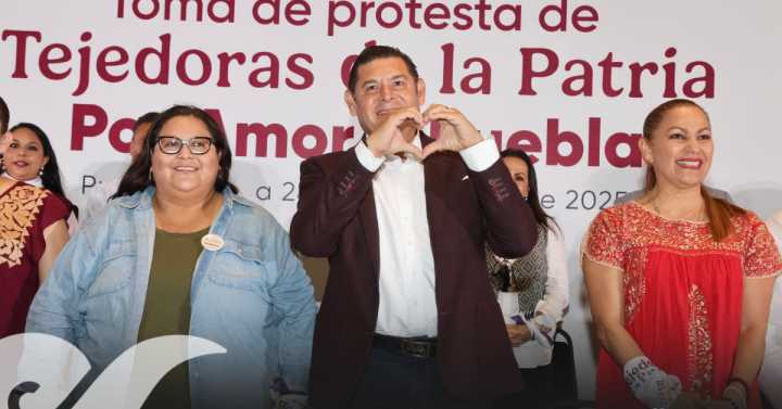 Puebla primer estado en crear la red de Mujeres Tejedoras de la Patria