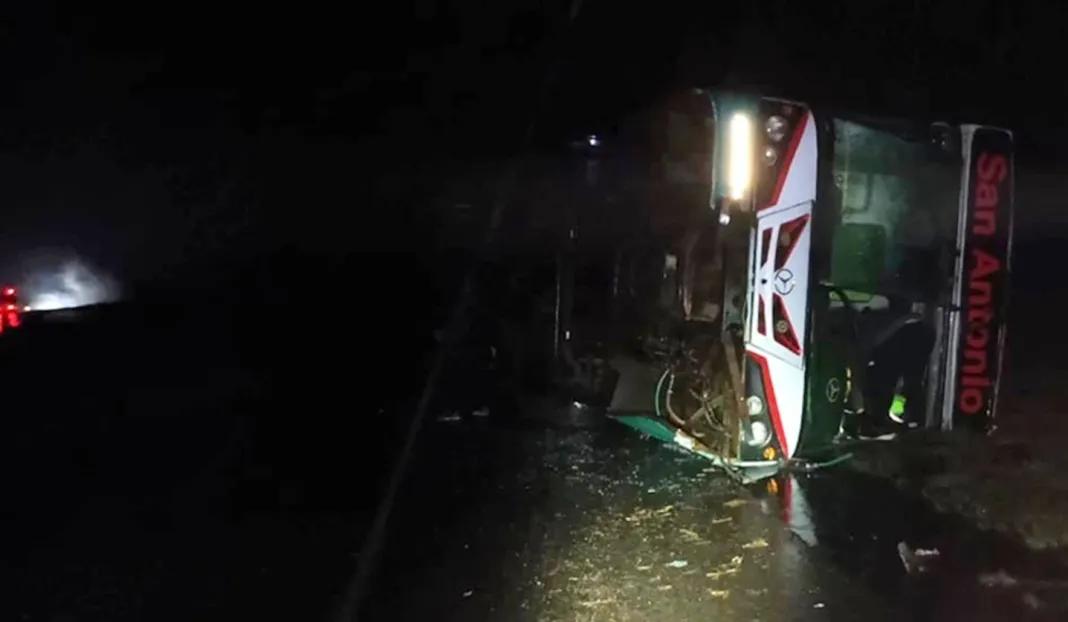 Volcó un colectivo que llevaba cosecheros desde Concordia a Villa del Rosario: hay heridos