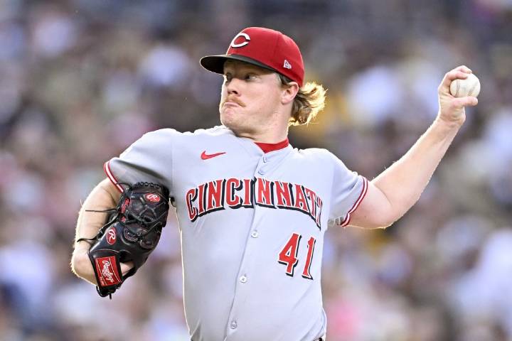 Deadspin | Reds rally past Padres to close gap in wild-card race