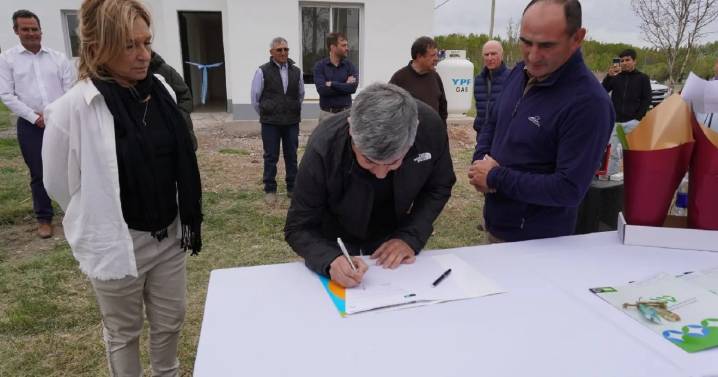 Firman convenio para sumar hectáreas bajo riego en Valle Azul