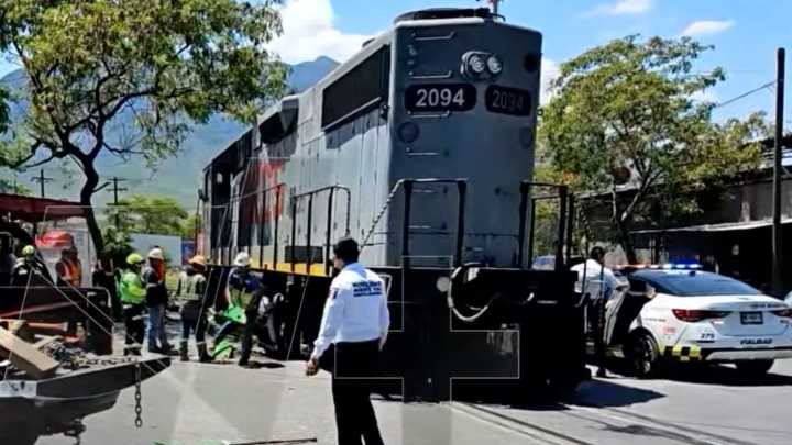 Tren se Desacarrila y Provoca Cierres Viales en la Colonia El Lechugal en Santa Catarina, NL