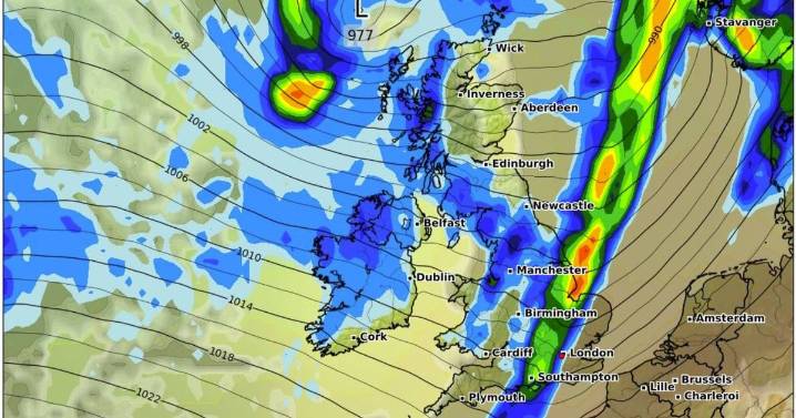 UK weather: Stormy conditions to drench entire length of UK with '1cm per hour' rain