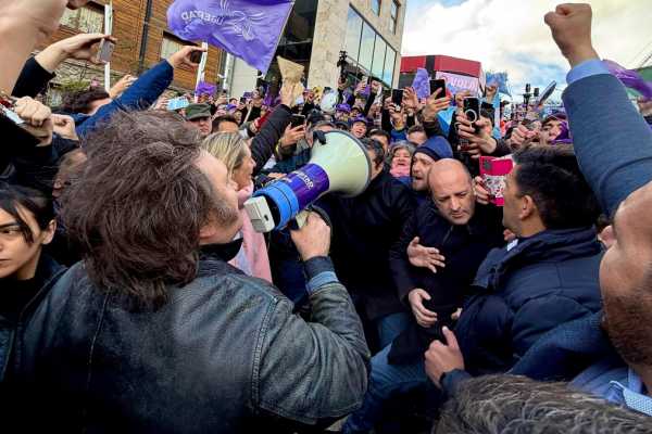 El presidente visitó una fàbrica y luego habló con un megáfono a un puñado de seguidores