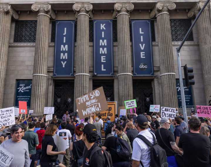 Estados Unidos: Decenas de trabajadores sancionados tras el asesinato de Charlie Kirk, periodistas hasta Jimmy Kim