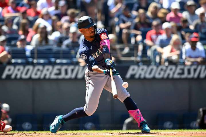 Mariners avoid sweep in Cleveland