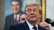 VIDEO: Trump retira una foto de Biden en la Casa Blanca y pone esto en su lugar (VIDEO)