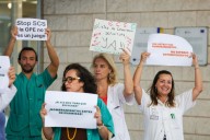 El Sindicato Médico cifra en el seguimiento de la huelga en un 65%: «El pediatra no está y necesito que vea a mi hija pronto»
