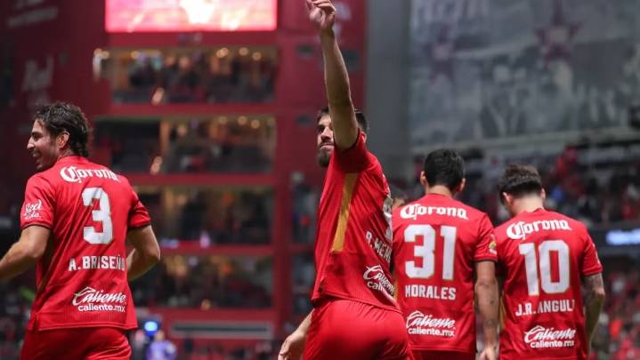Héctor Herrera encamina victoria de Toluca antes de ser expulsado ante Mazatlán