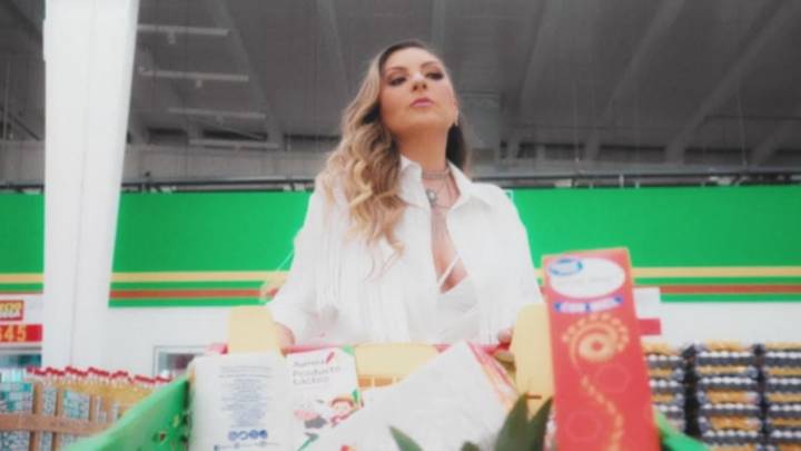 Mariana Ochoa estrenará 'La Pensión', una cumbia para padres deudores