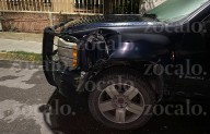 Taxista choca contra camioneta estacionada en el Centro de Saltillo y huye