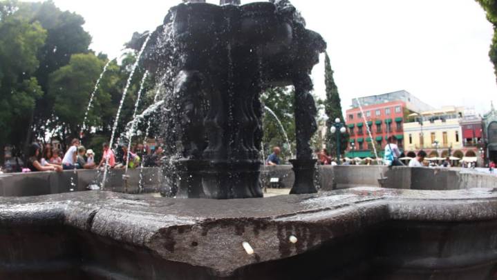 Liberan a mujeres acusadas de daño a fuente de San Miguel en Puebla pero siguen en proceso