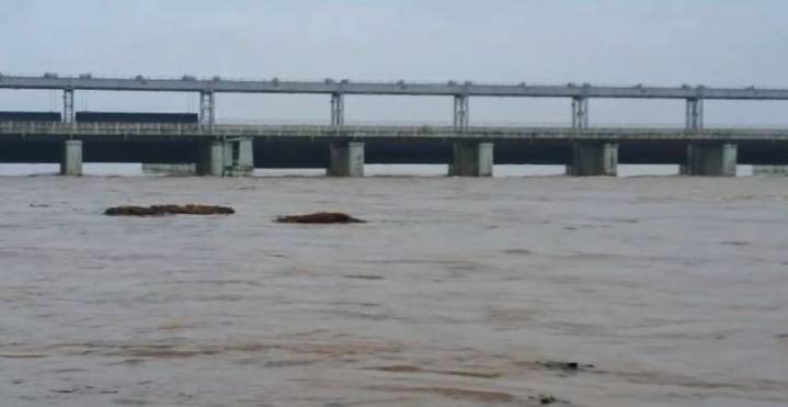 Water level rises at Mundali after release from Hirakud dam; fishermen, farmers warned
