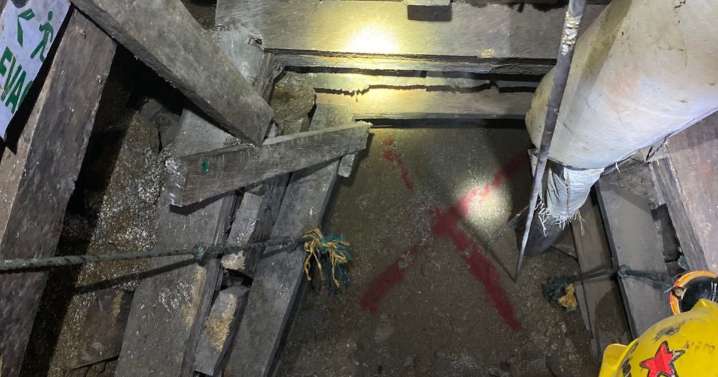 Rescatan con vida a los 23 mineros atrapados durante 48 horas en una mina de oro