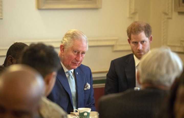 El príncipe Harry regresa a Reino Unido bajo la sombra de un posible reencuentro con su padre