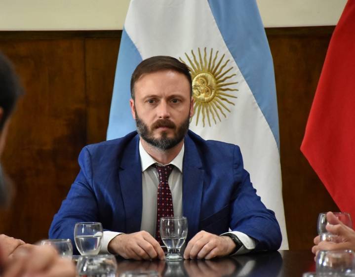 Azcué dispuso sumario y suspensión sin sueldo a cuatro empleados condenados por peculado