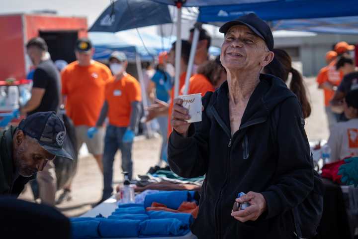Llevan esperanza y apoyo para personas necesitadas en la canalización del Río Tijuana