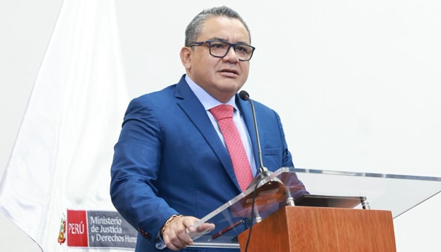 Santiváñez: muestran imágenes en reuniones fuera de su oficina