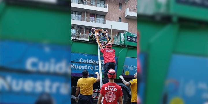 Se refugió en un contenedor de basura y lo rescataron cuando estaba a punto de ser compactado por el camión recolector