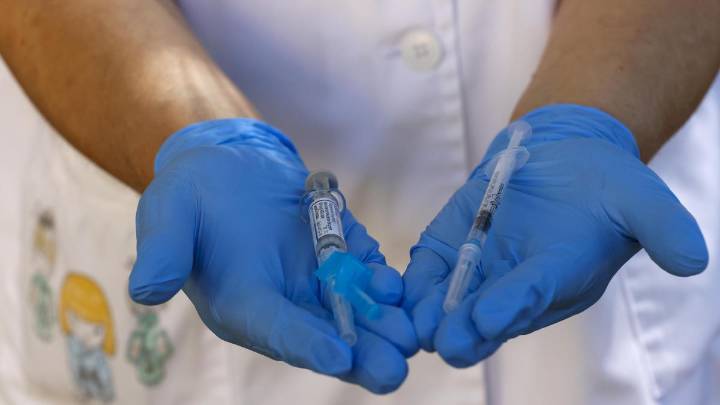 La campaña de vacunación frente a la covid y la gripe comienza hoy en Catalunya