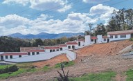 Universitarios batallan para llegar por calles en mal estado, baches y obras parecen no tener fin