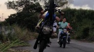 Peligro: menores de edad ya comienzan a practicar las motopiruetas, el nuevo deporte nacional