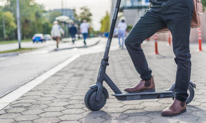 Scooters eléctricos ya tienen reglas en SLP: bici o moto, según la velocidad