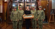 Sheinbaum recibe la Banda Presidencial confeccionada por mujeres militares para el Grito de Independencia 2025