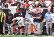 Deadspin | Texans shut down Titans 26-0, pick up first win of '25