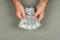 Millones de personas en Estados Unidos recibirán un refuerzo extra este otoño sin mover un dedo: son $183 que aparecerán en su cuenta bancaria
