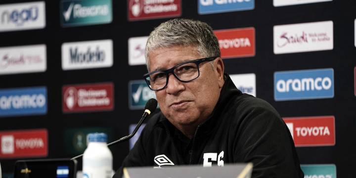 Hernán Darío ‘Bolillo’ Gómez, DT de El Salvador, no aguantó y se enfrentó a los hinchas: “Nunca vamos a ir a un Mundial”
