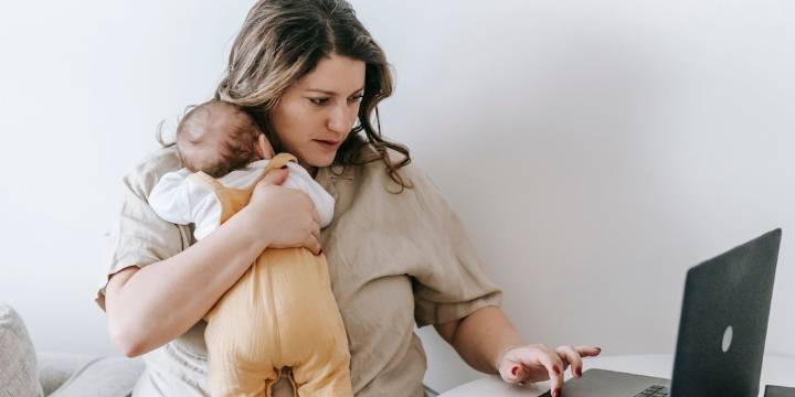 Mujeres trabajan más horas que los hombres en México: INEGI señala desigualdad en tareas no remuneradas y tiempo libre