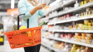 Móviles más baratos y café más caro, según el IPC: qué sube y que baja en la cesta de la compra