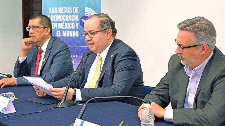 Necesario reafirmar la democracia día con día: Lomelí Vanegas