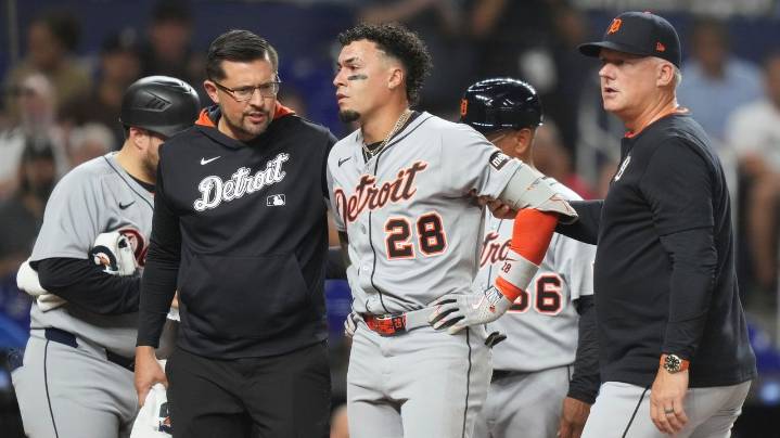 Tigers' Javier Báez leaves game against Marlins after foul tip strikes near his left eye